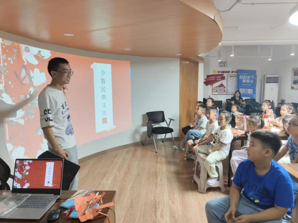 “心聚石榴籽，E研民族情”實踐隊赴龍信社區開展民族文化宣講