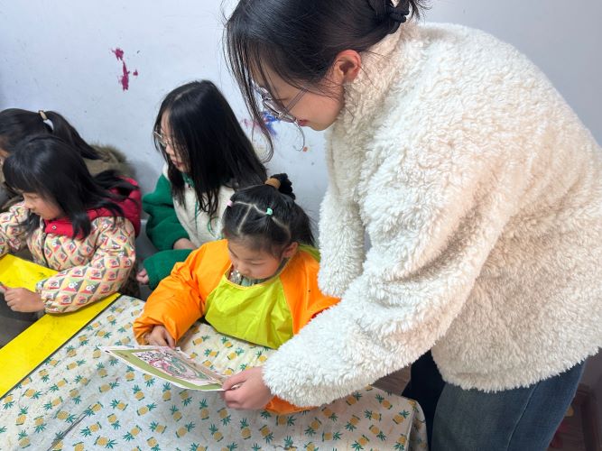 以彩煥童夢，憑藝啟童思 —— 南京師范大學泰州學院 “紅心研墨” 寒假志愿行紀