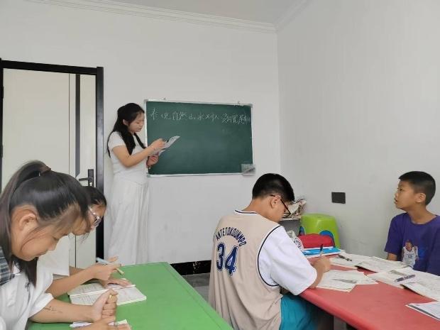 鄉音筑語啟童夢，暑教傳慧潤童心