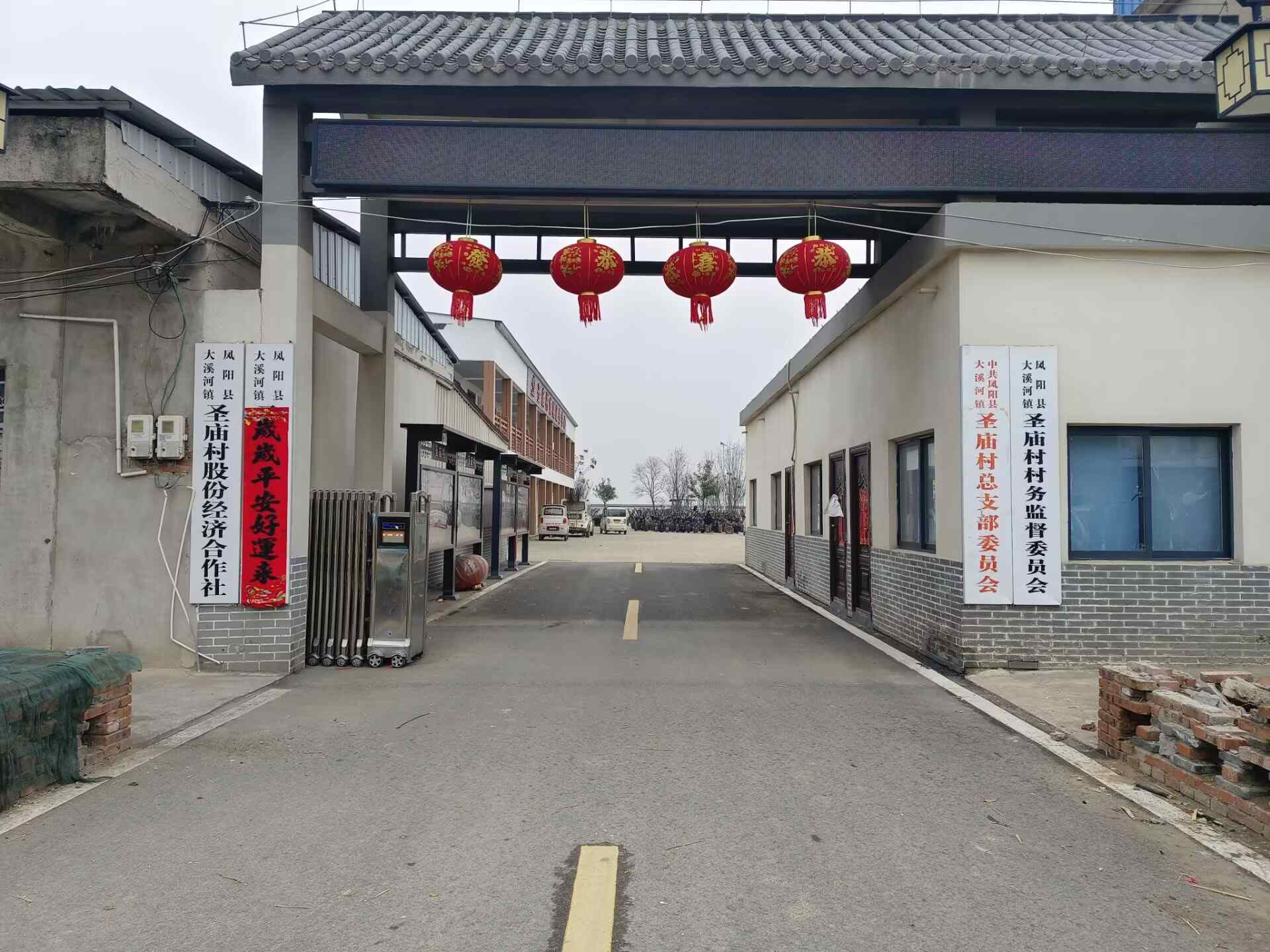 返鄉學子力手：打掃圣廟村村委會讓街道煥然一新