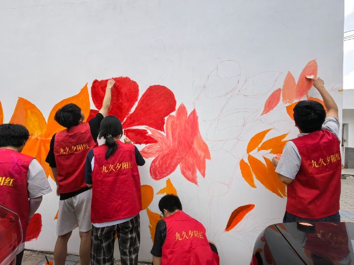 筆墨繪溫情，青春添色彩——淮北師范大學三下鄉隊伍走進九久夕陽紅老年護理院開展志愿服務