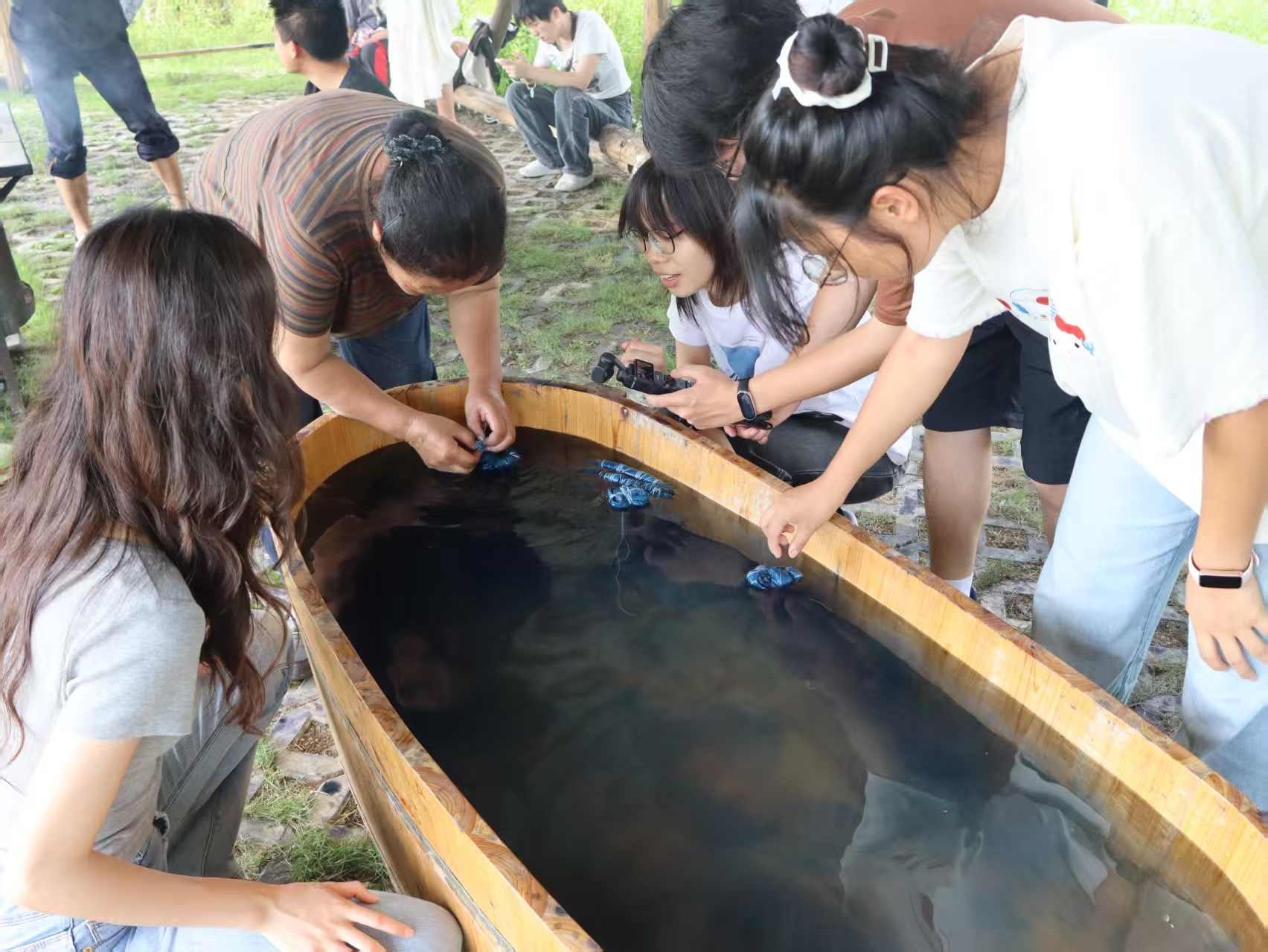 苗寨非遺探，青春染藝傳