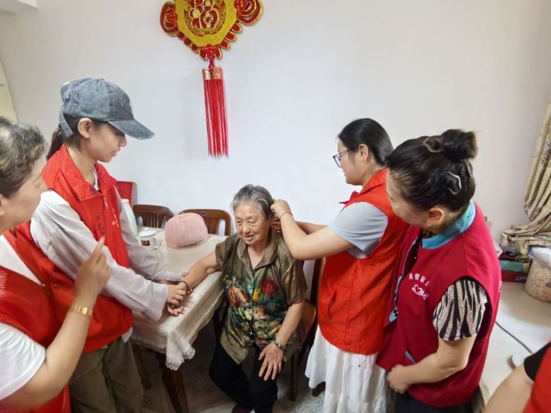 基層服務筑溫情 青春擔當綻芳華