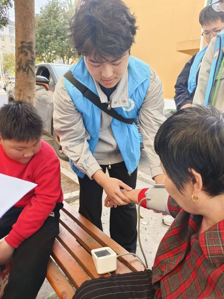 “星火燎原”——測量老人血壓