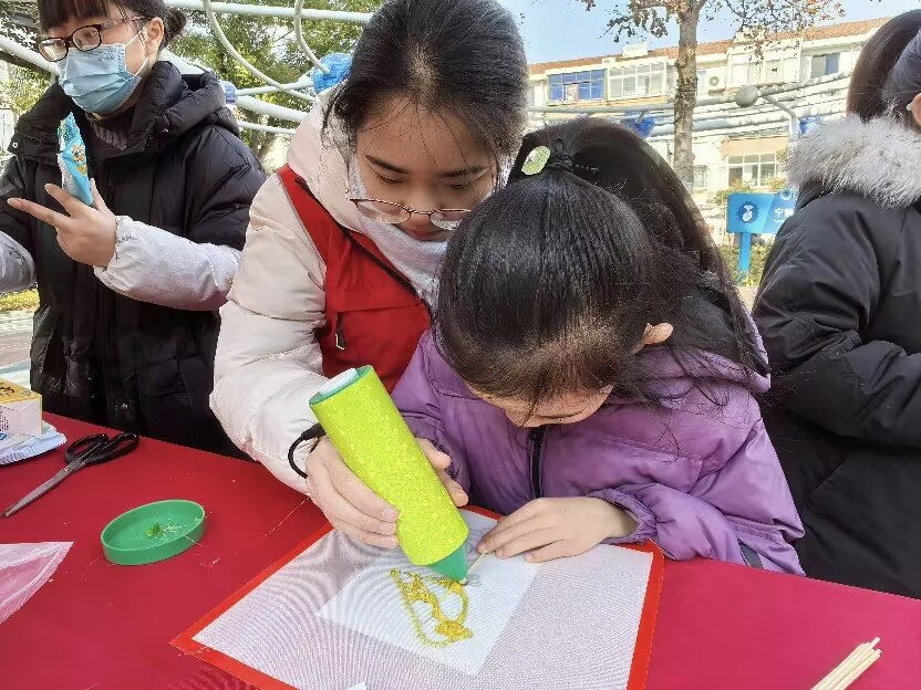 “紅心研墨” 潤育童夢，志愿教學煥彩社區