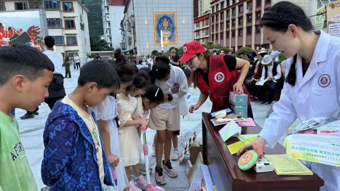 西南醫(yī)科大學(xué)開展三下鄉(xiāng)實(shí)踐活動(dòng) 文體廣場科普展覽筑牢高原健康防線