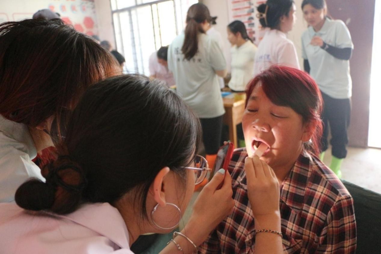 跨越千里愛心行，津渝學子送健康