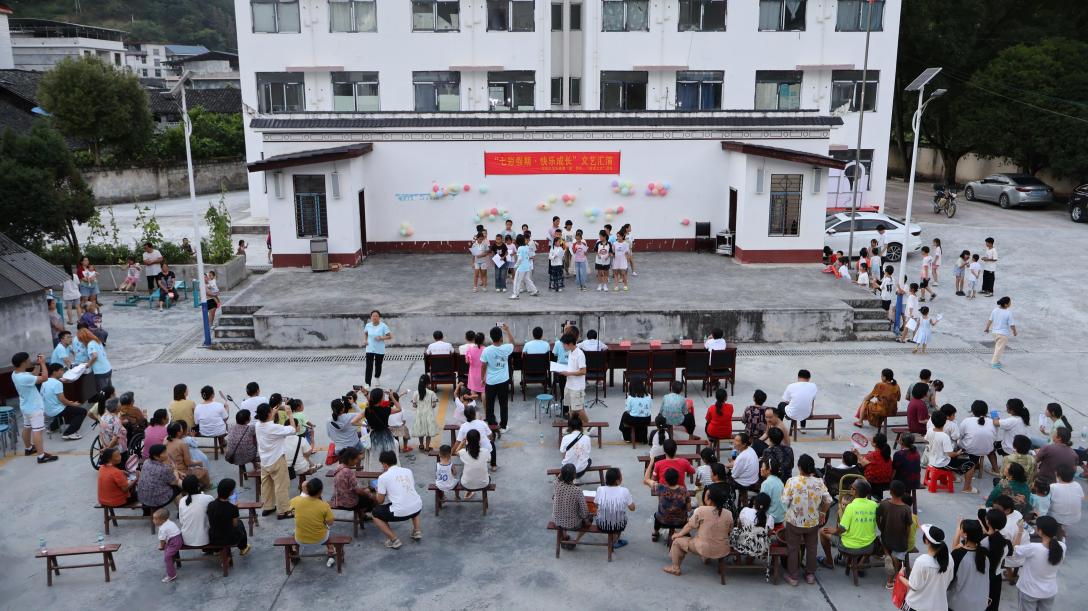 鄉(xiāng)村振興“藝”起來！湖南大學(xué)社會(huì)實(shí)踐團(tuán)在內(nèi)溪村順利舉辦“七彩假期，快樂成長(zhǎng)”文藝匯演