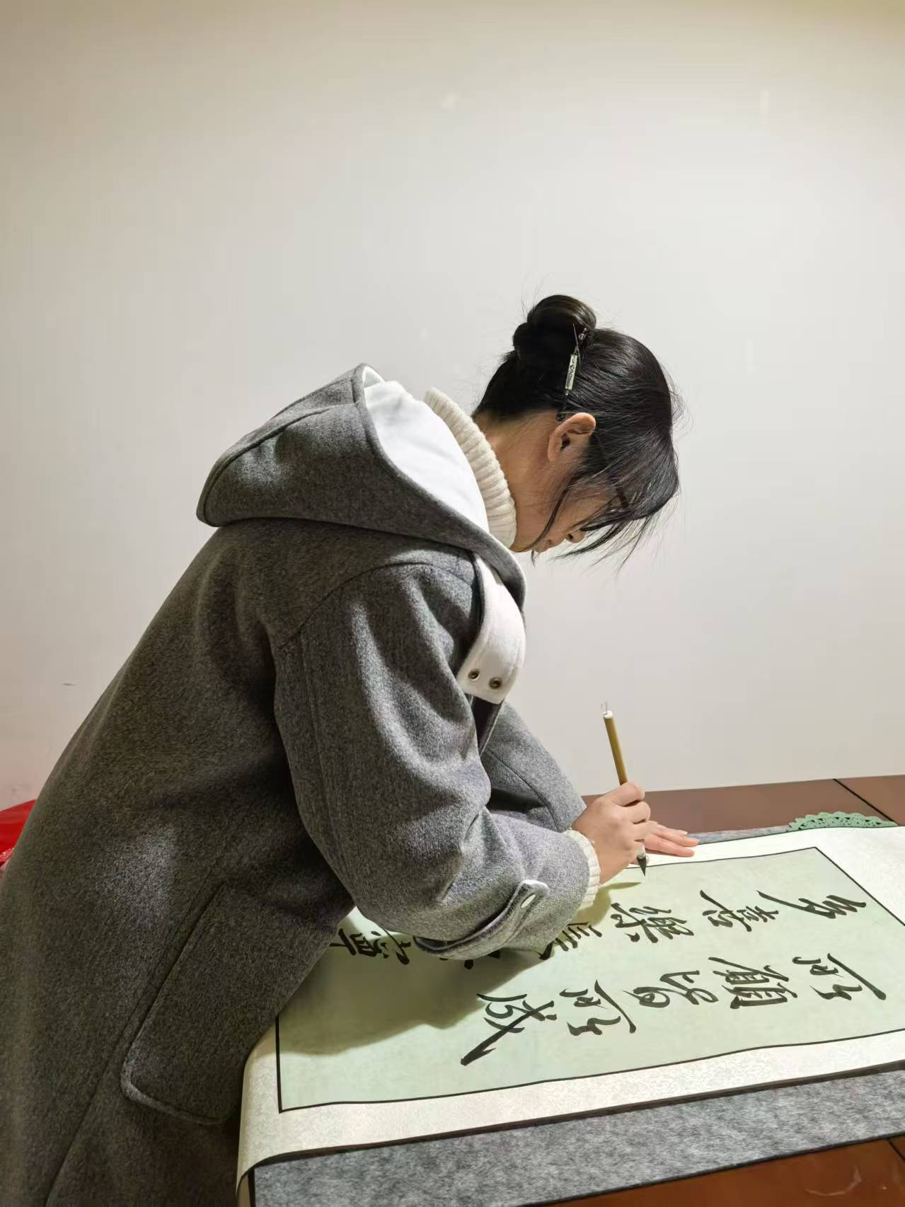 墨香盈萬湖，春聯送福賀蛇年