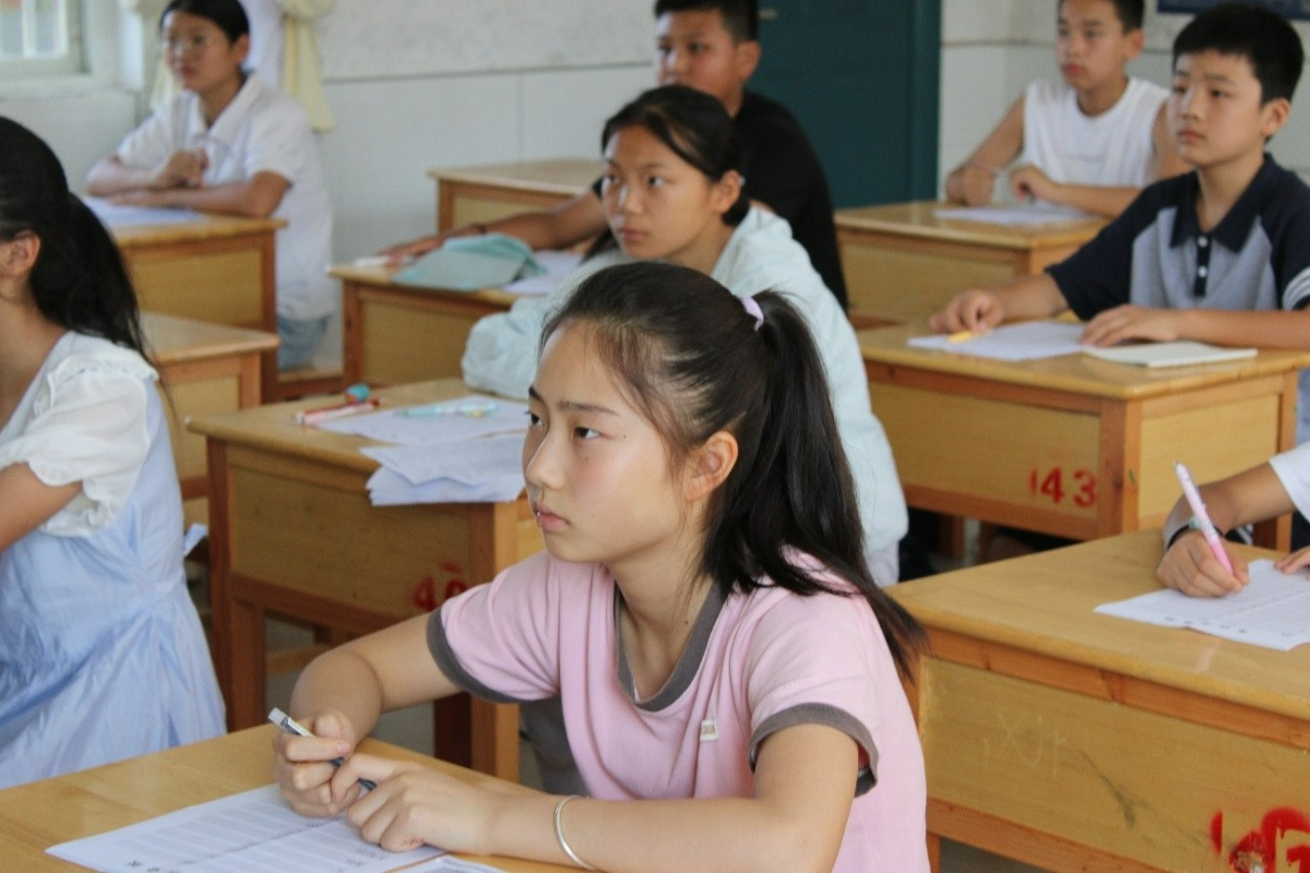 紅心鑄魂，藝潤(rùn)?quán)l(xiāng)心 ——合肥大學(xué)語(yǔ)言文化與傳媒學(xué)院暑期三下鄉(xiāng)實(shí)踐團(tuán)隊(duì)書寫鄉(xiāng)村教育振興新篇章