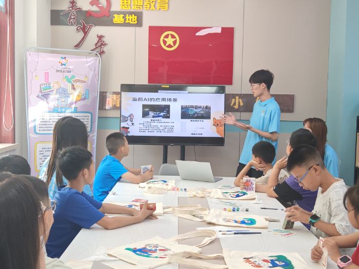 圖為實踐隊員進(jìn)行科普工作 邱蕊通訊員攝