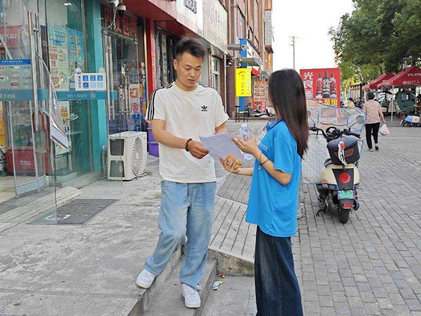 調研團于湯卞山村委會展開調研