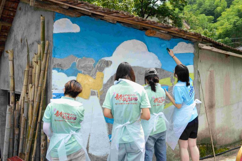 “青羽銜新”繪共富：藝術(shù)設(shè)計(jì)賦能“兩山”轉(zhuǎn)化的青春答卷——浙江農(nóng)林大學(xué)“青羽銜新，溪村振興”社會(huì)實(shí)踐團(tuán)