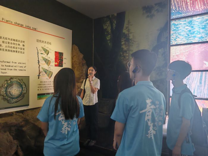 圖為實踐隊員參觀煤炭博物館 邱蕊通訊員攝