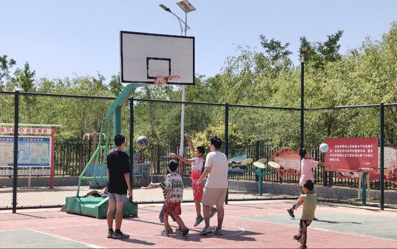 圖為隊(duì)員帶領(lǐng)孩子開展戶外籃球活動(dòng)