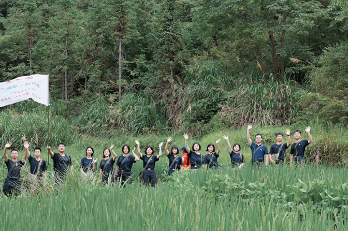 井岡紀(jì)劍鑄警魂：重走挑糧小道，礪劍紅土悟初心——中央司法警官學(xué)院“井岡紀(jì)劍·警律傳承”實踐團開展“紅軍的一天”深度實踐