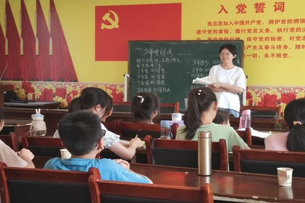 武昌理工學(xué)院“青春筑夢(mèng)”通城志愿服務(wù)隊(duì)開展《強(qiáng)國(guó)復(fù)興有我——慶祝新中國(guó)成立75周年》