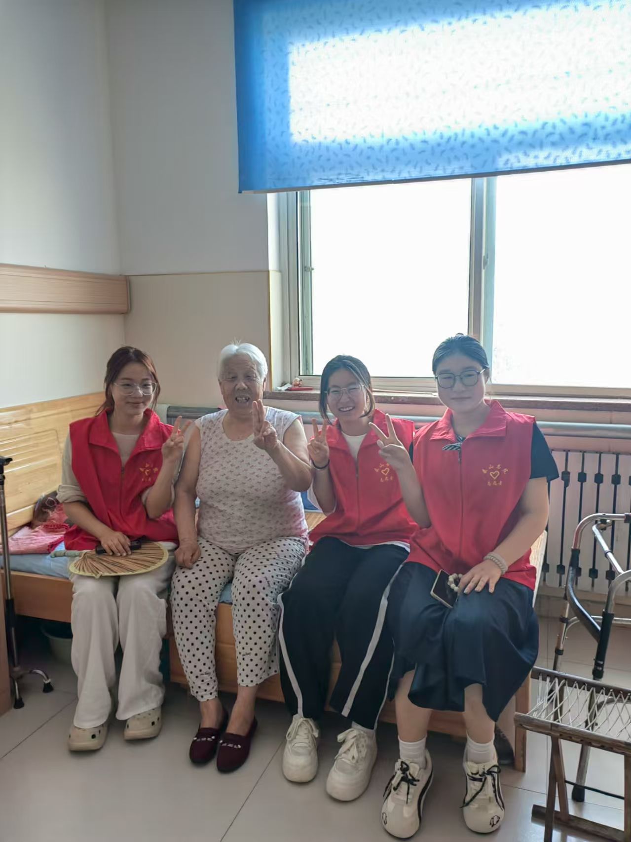 青春伴夕陽：濰坊理工學院學子敬老院傳遞溫暖