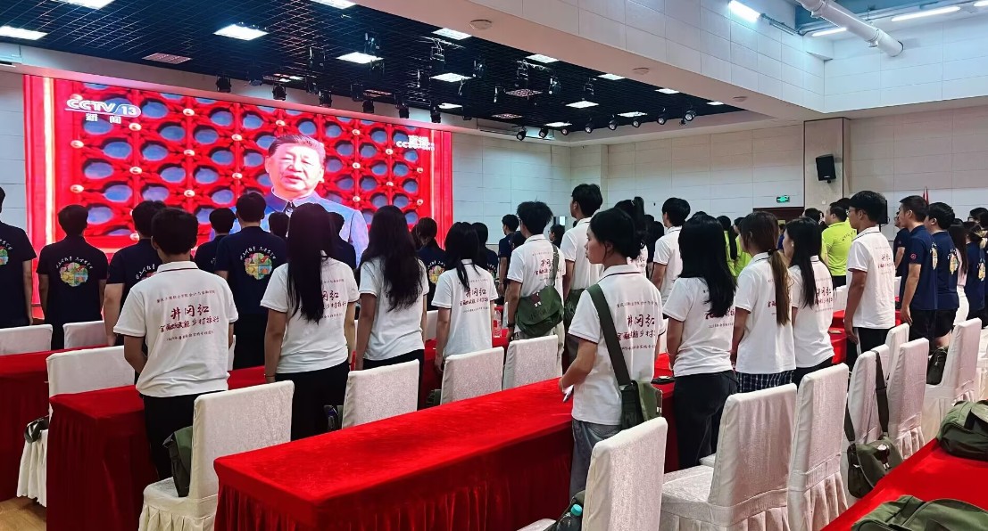 紅土地上的青春誓言：重慶工商職業學院學子井岡山觀閱兵，金融賦能鄉村振興薪火傳