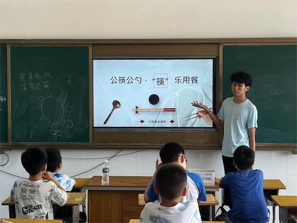 青春同行 文明共享——崇陽星光志愿服務隊餐桌禮儀特色課程讓青春與文明同行