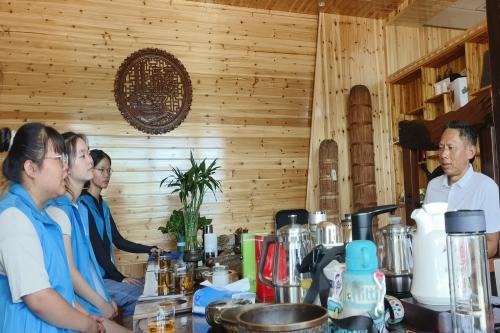 鄉(xiāng)村振興實踐團走訪茶庵鋪鎮(zhèn)兩大茶產(chǎn)業(yè)，助力茶葉品牌發(fā)展