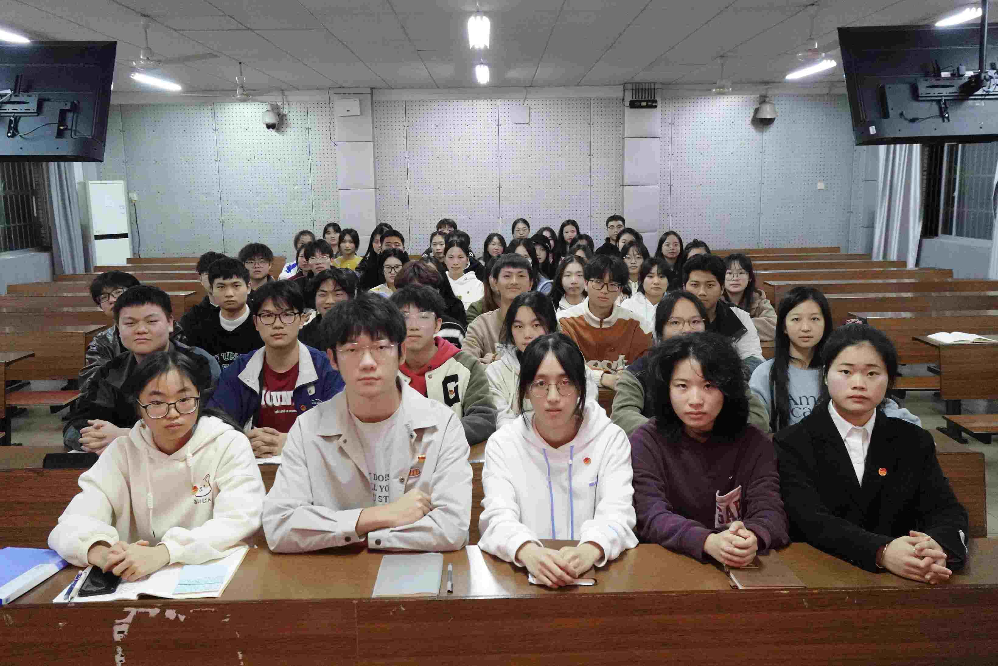 湖南師范大學樹達學院第十三期“先鋒團校”經管系、理工系分校舉行第一次團輔活動