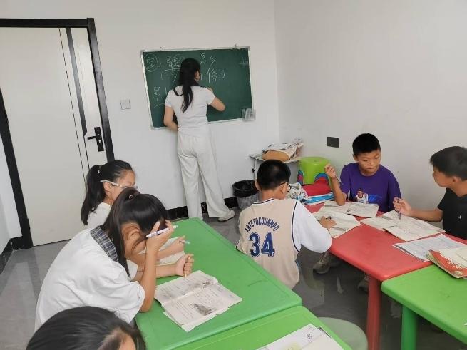 鄉韻牽語啟童志，暑教傳知潤幼心