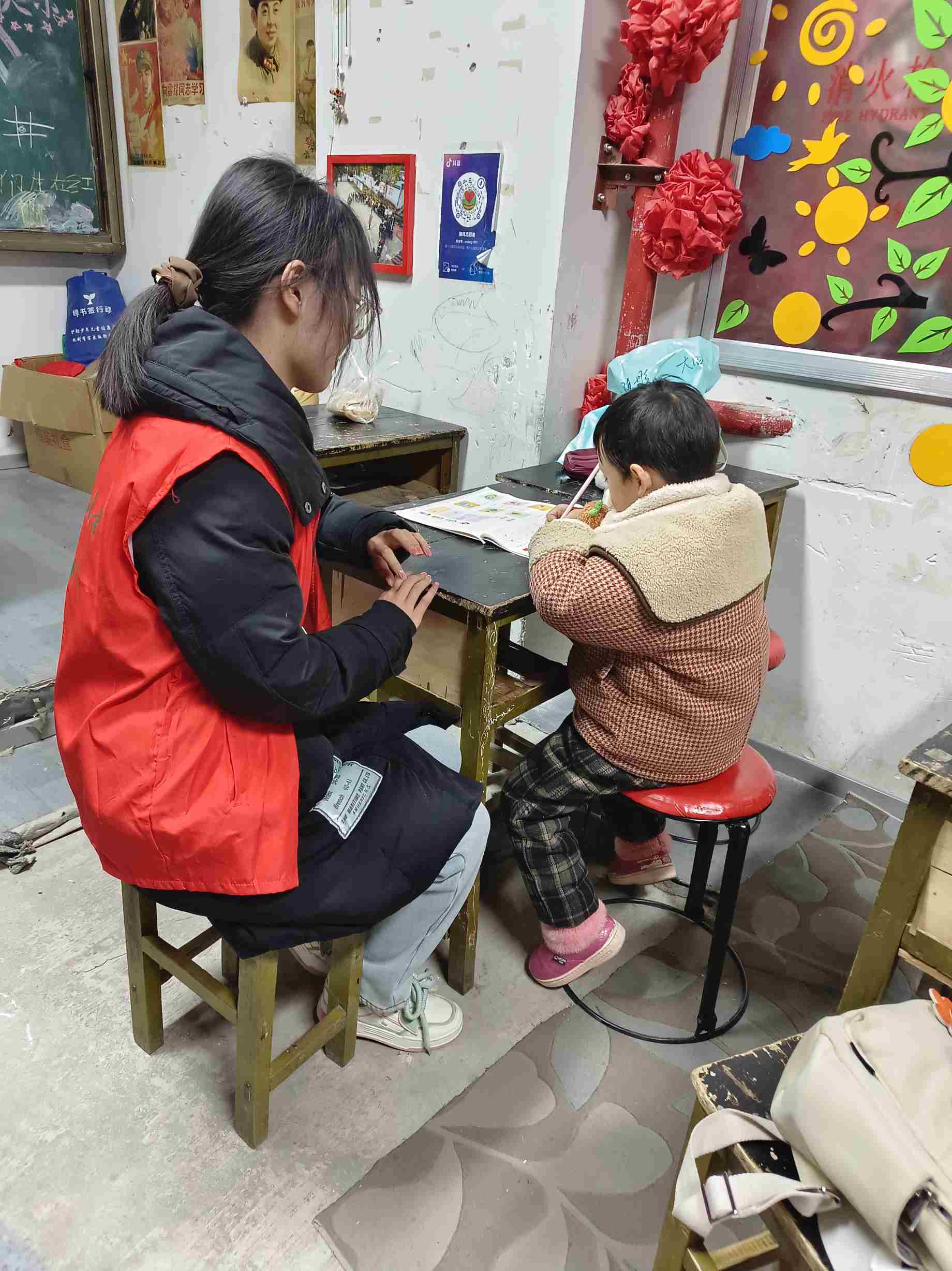 大學(xué)生志愿者情暖“新風(fēng)快樂課堂”，點(diǎn)亮求知之光