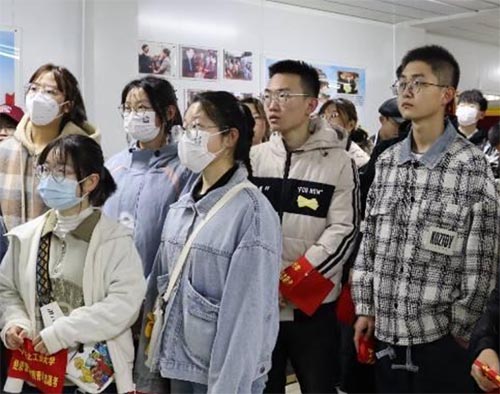 青春踐行二十大，續寫雷鋒新篇章