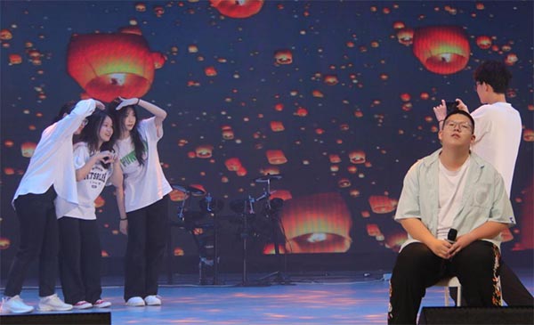 花朝如約，湖科大商學院畢業生黎錦暉音樂廳的“探”殿之旅