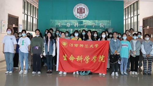 勞動精神落到實，實驗教室展新貌 ——生命科學學院“創清潔實驗室，迎文明校園風”活動順利