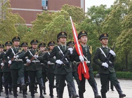 遲日江山麗，春風花草香