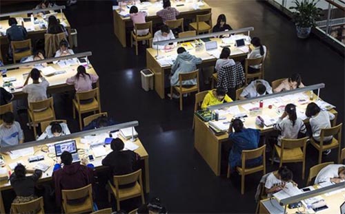 高校該如何運用大學生偶像崇拜現象提升價值觀教育效果？