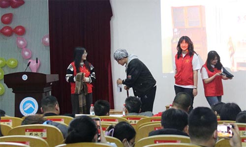 志愿點燃希望，奉獻成就未來