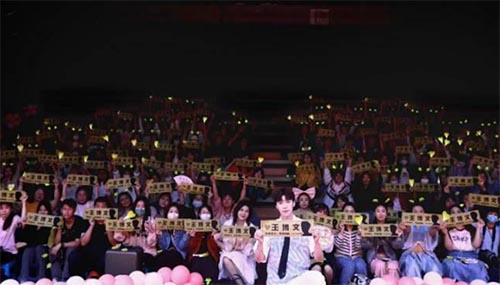 王博文到沈陽城市學院舉辦“心形公式”心動生日會