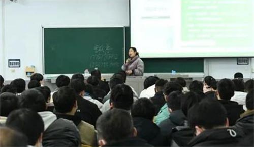 三門峽職業技術學院黨委書記深入課堂聽思政課